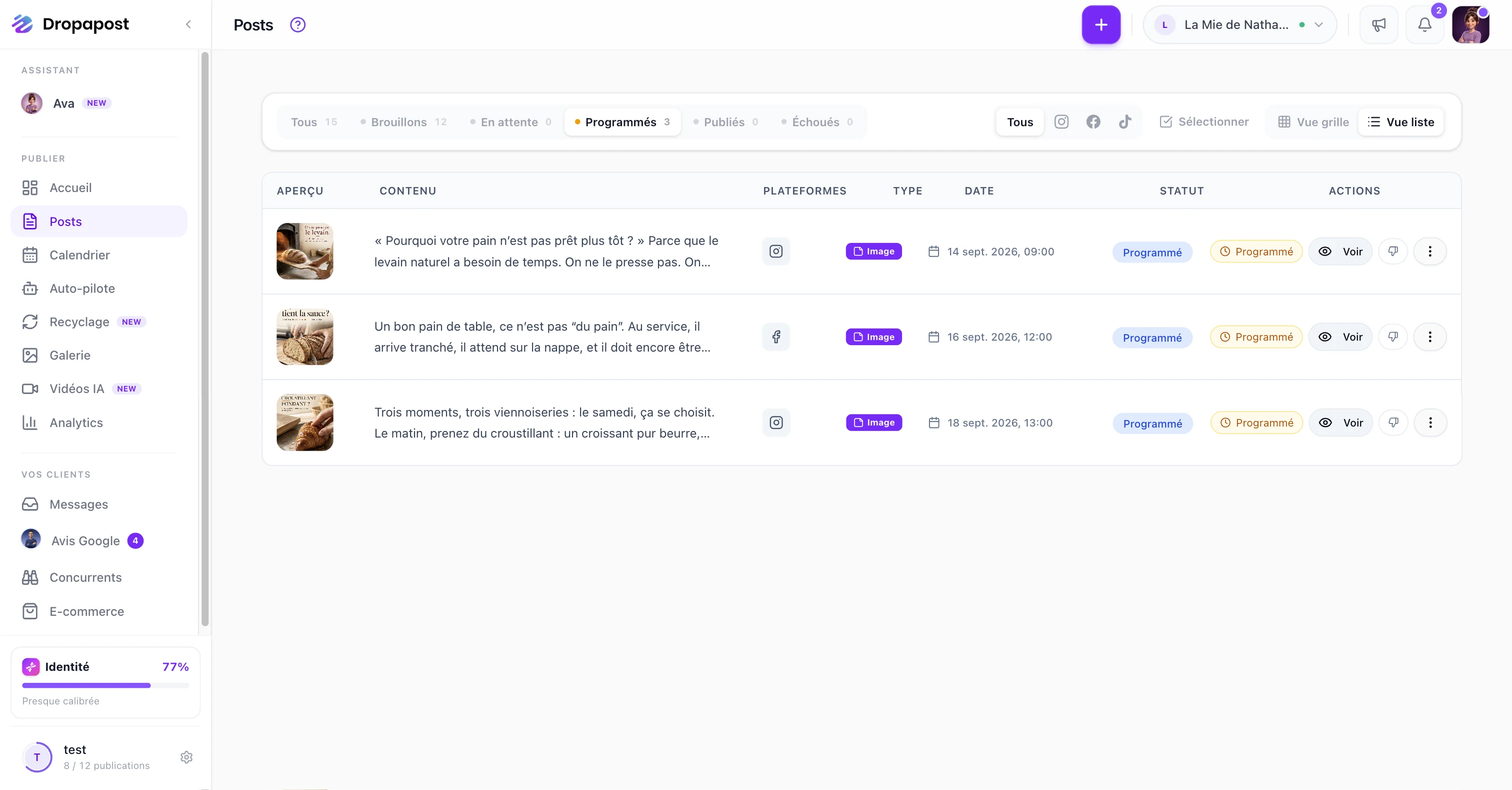 La vue liste de la page Posts : chaque publication avec son visuel, son réseau, sa date et son statut Programmé